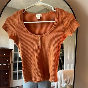 BILLA BONG ribbed tee. 🧡🧡